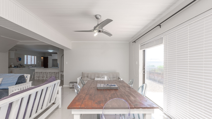 To Let 5 Bedroom Property for Rent in Struisbaai Western Cape